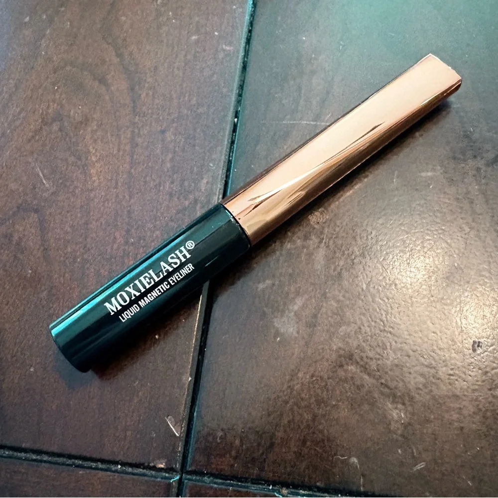 MoxieLash Black Liquid Magnetic Eyeliner - Picture 2 of 3